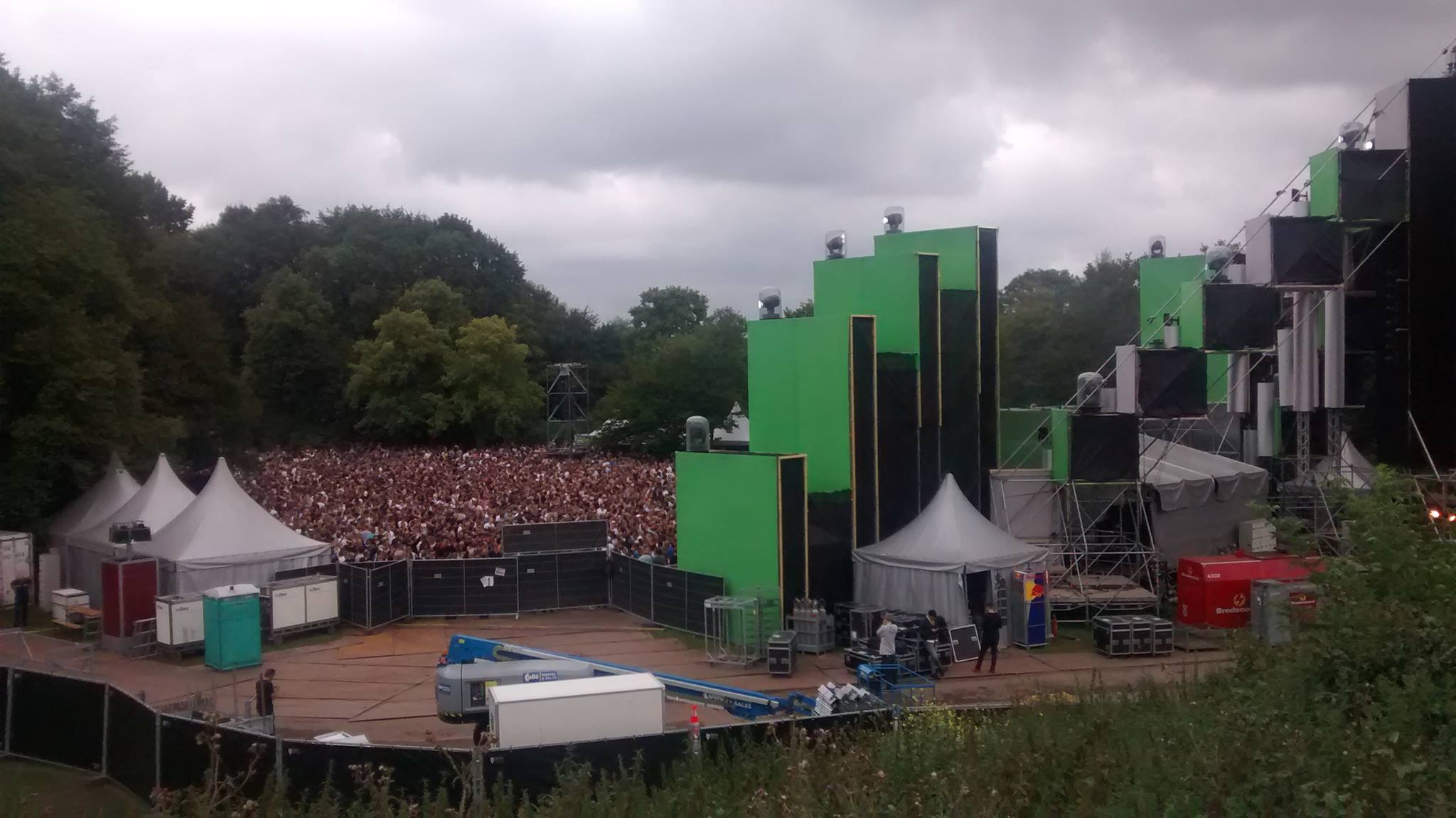 Blick von einer Open-Air-Bühne auf das Publikum